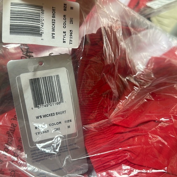 🏃‍♀️🆕 ASICS Women's Wicked Short red /white size medium (lined with brief) - Picture 8 of 8